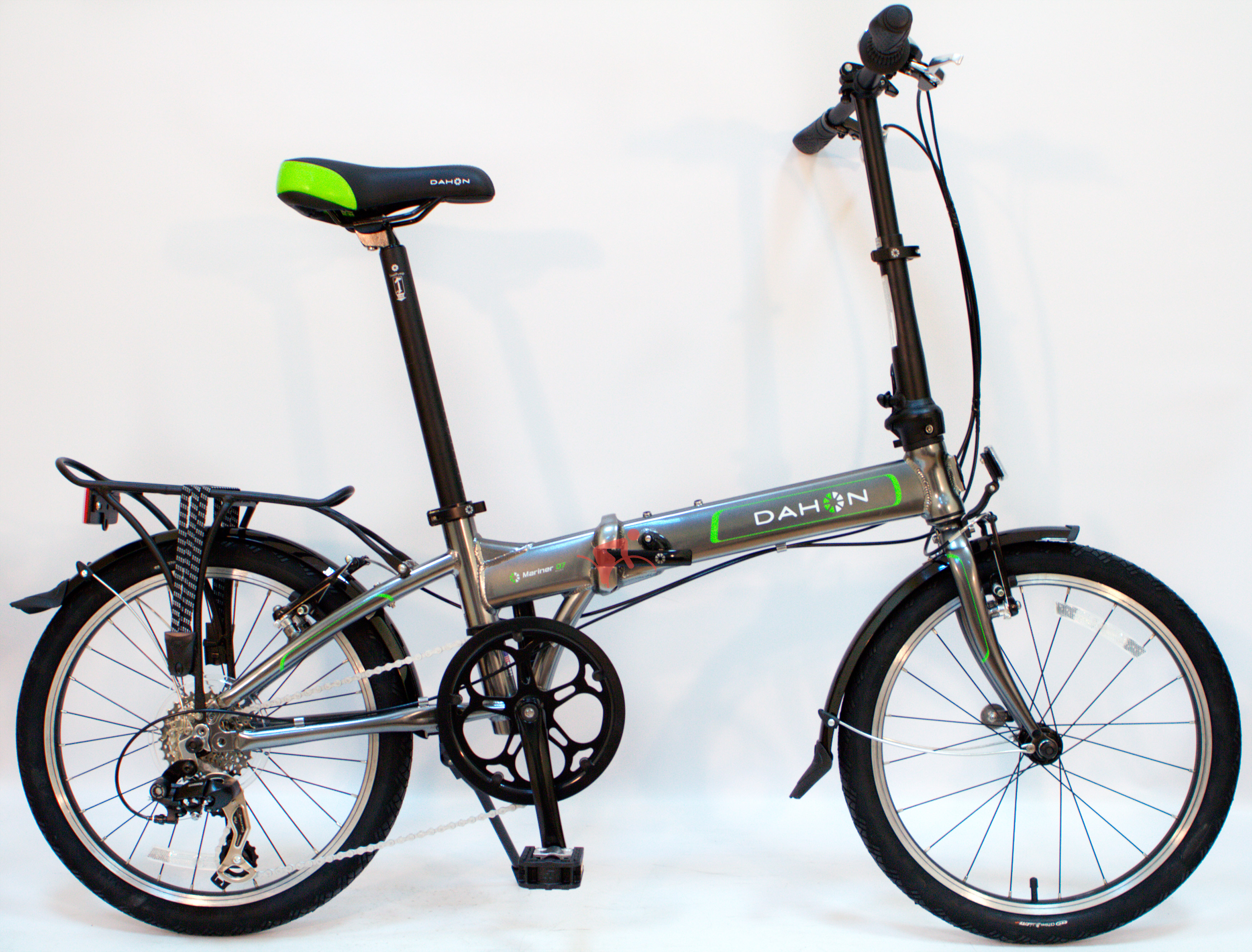 Складной велосипед Dahon Mariner D7 Graphite (2016) Складной велосипед Dahon Mariner D7 Graphite (2016)Складные велосипеды<br>Артикул: VD16653 <br>Цвет: Черный.<br>Цвет: Серый.<br>Возраст: для взрослого.<br>Пол: Мужской/унисекс.<br>Тип велосипеда: Гибридный.<br>Тип велосипеда: Комфортный.<br>Диаметр колёс, дюймов: 20.<br>Тип тормоза: V-Brake (клещевой).<br>Количество скоростей: 7.<br>Материал рамы: Алюминий.<br>Тип рамы: Складной.<br>Разработка: США.<br>Производство: Китай.<br>Класс оборудования: Средний.<br><br>Тип/модель вилки: Высокопрочная сталь.<br>Покрышки: DAHON Rotolo, 20 x 1.75.<br>Обод: 20, Al.<br>Передний тормоз: Ободной тормоз (V-brake).<br>Задний тормоз: Ободной тормоз (V-brake).<br>Передняя втулка: DAHON Custom, 74 мм.<br>Задняя втулка: DAHON Custom Compact, 28 Отв.<br>Задний переключатель: Shimano RD-TX35.<br>Тип манетки (шифтера): Shimano грипшифт.<br>Размер руля: Прямой руль из алюминия 6061, шириной 580 мм, с углом подъёма 9 градусов.<br>Седло: DAHON Ergo Comfort.<br>Педали: DAHON, складные, пластиковое основание.<br>Цепь: KMC Z82.<br>Вес, кг: 12.<br>Подседельный штырь: DAHON Custom 6061 Алюминий, 33.9 мм x 580 мм.<br><br>Складной: Да<br>Тип: городской<br>Диаметр колес дюймы: 20<br>Задний тормоз: алюминиевый сплав<br>Передний тормоз: алюминиевый сплав<br>Количество скоростей: 7<br>Материал рамы: алюминиевый сплав<br>Количество колес: двухколесный<br>Вес велосипеда кг: 12<br>Модельный год: 2016
